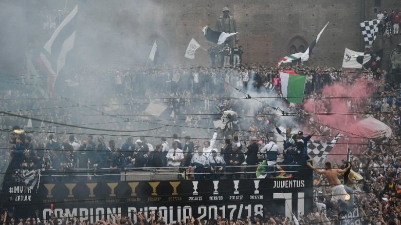 Lëndohen tifozë në paradën e Juventusit për titull