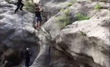 Dalin pamjet se si policia e shpëtoi të riun në humnerën e Shpellës së Pëllumbasit (Video)