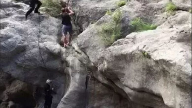 Dalin pamjet se si policia e shpëtoi të riun në humnerën e Shpellës së Pëllumbasit (Video)