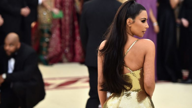 Kim Kardashian pozon sërish e zhveshur në Instagram