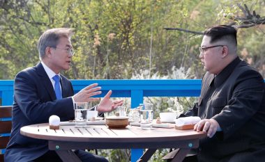 “Lexuesit e buzëve” besojnë se e kanë dekoduar “bisedën sekrete” ndërmjet Kim Jong-un dhe Moon Jae-in!