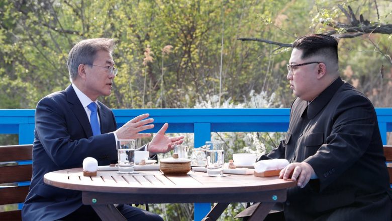 “Lexuesit e buzëve” besojnë se e kanë dekoduar “bisedën sekrete” ndërmjet Kim Jong-un dhe Moon Jae-in!