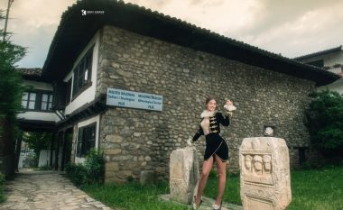 Arilda Gjikolli, maturantja nga Peja që qëndisi veshjen e saj me motive arbëreshe