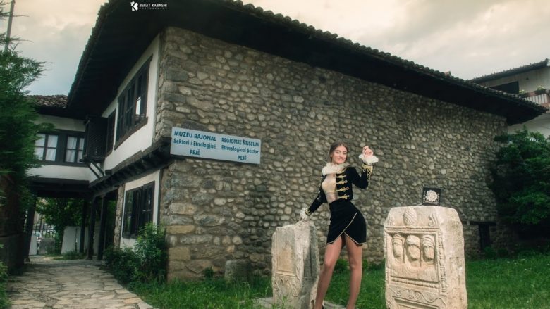Arilda Gjikolli, maturantja nga Peja që qëndisi veshjen e saj me motive arbëreshe