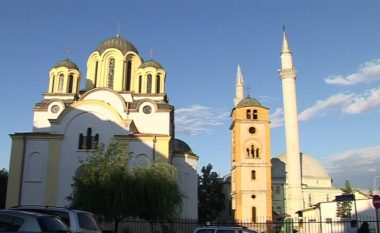 Sulmohen dy kisha ortodokse në Ferizaj