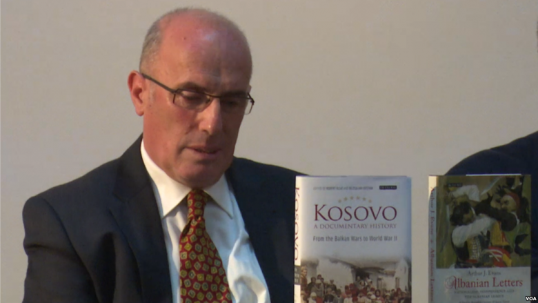 Bejtullah Destani botoi librin “Kosova, një histori me dokumente”