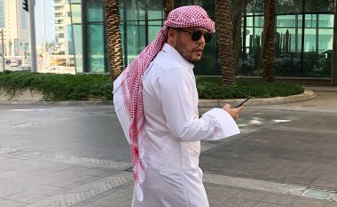 Valdrin Sahiti shfaqet i veshur si sheik rrugëve të Katarit