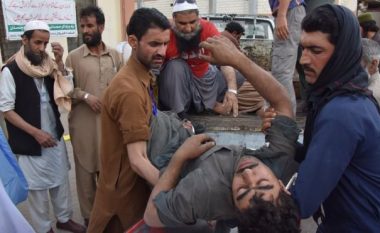 Vdesin 23 dhe plagosen 11 minatorë në Pakistan