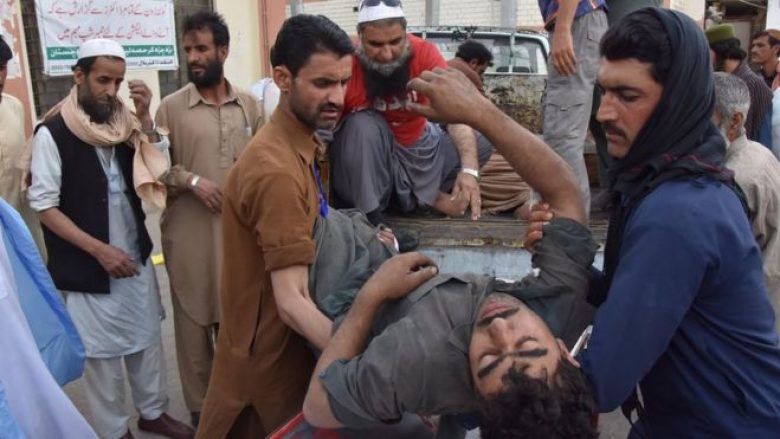 Vdesin 23 dhe plagosen 11 minatorë në Pakistan