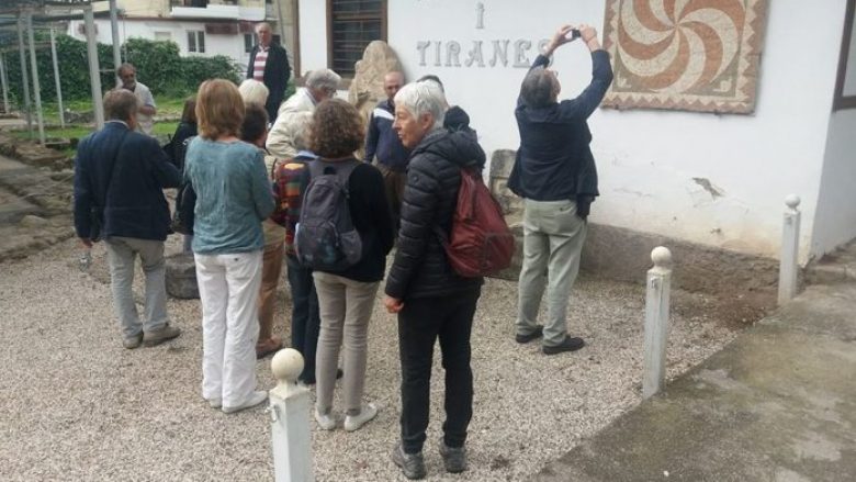 Monumenti më i vjetër i Tiranës tërheq vëmendjen e turistëve gjermanë