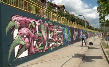 Muralet në Rrugën “B”, Prishtinës i shtohen ngjyrat (Foto)