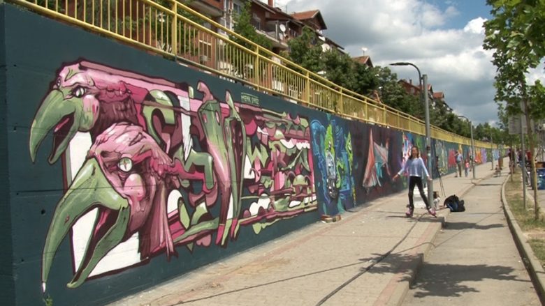 Muralet në Rrugën “B”, Prishtinës i shtohen ngjyrat (Foto)