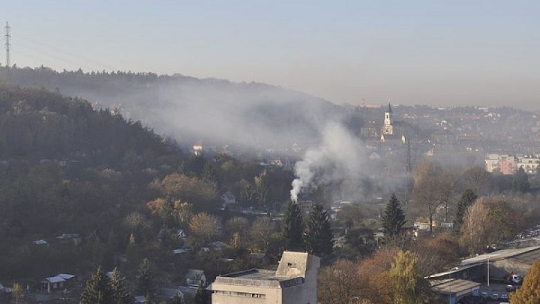 Zjarri në “Makstil” rrit koncentrimin e grimcave PM10