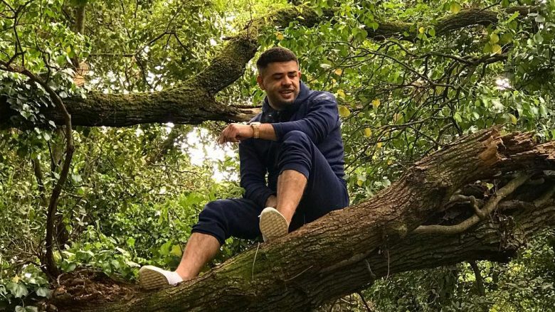 Noizy befason fansin, i shkon me tortë për ditëlindje në shkollë