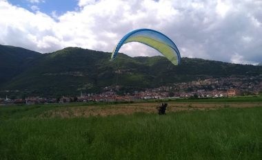 Gjatë fluturimit me parashutë, lëndohet një person në Manastir