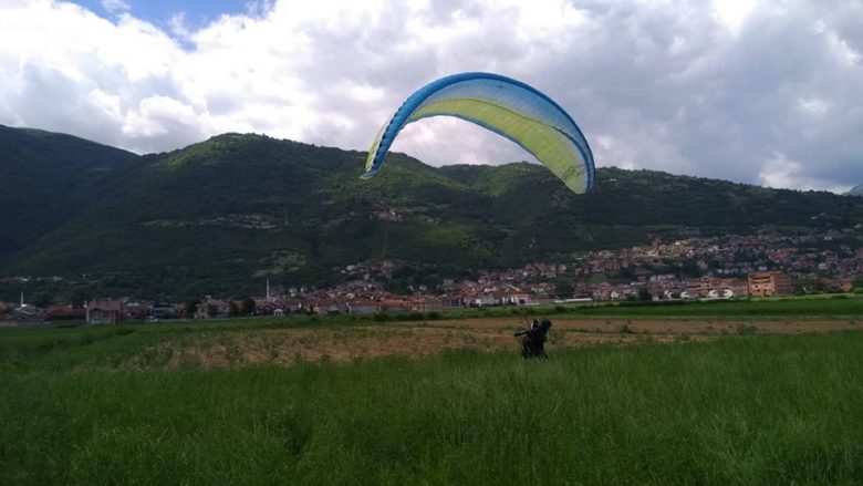 Gjatë fluturimit me parashutë, lëndohet një person në Manastir