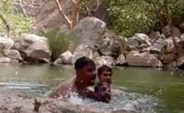 U futën për të notuar, përfunduan në thellësitë e pellgut indian: Momenti kur tre burrat regjistruan veten duke u mbytur (Video,+18)