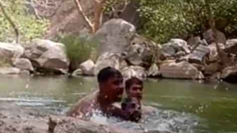 U futën për të notuar, përfunduan në thellësitë e pellgut indian: Momenti kur tre burrat regjistruan veten duke u mbytur (Video,+18)