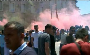 Përplasje mes protestuesve dhe policisë në Tiranë (Video)