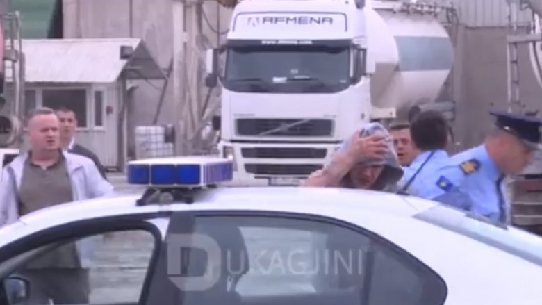 Pamje nga momenti i arrestimit të dyshuarve për plagosjen në Prishtinë, përleshen edhe me policinë (Video)