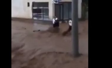 Polici shpëton 75 vjeçaren nga vërshimet në Sllovi të Lipjanit (Video)