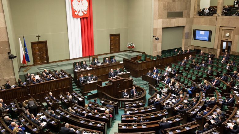 Polonia zvogëlon rrogat e deputetëve për 20 për qind