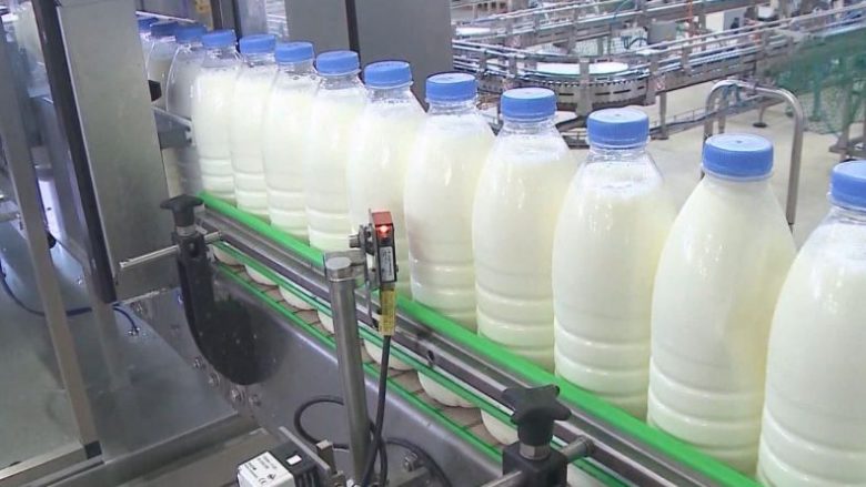 Çmimi i qumështit nëpër marketet në RMV vazhdimisht po rritet, arrin deri në 87 denarë për litër