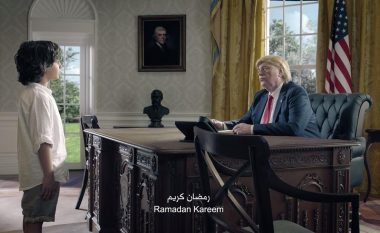 Trump, Putin, Kim Jong-un dhe jo vetëm: Reklama për Ramazan në të cilën djaloshi kërkon ndihmë nga liderët botërorë (Video)