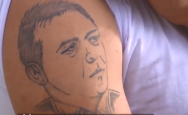 Rrëfimi i njeriut që mban në krah portretin e Rexhep Selimit (Video)