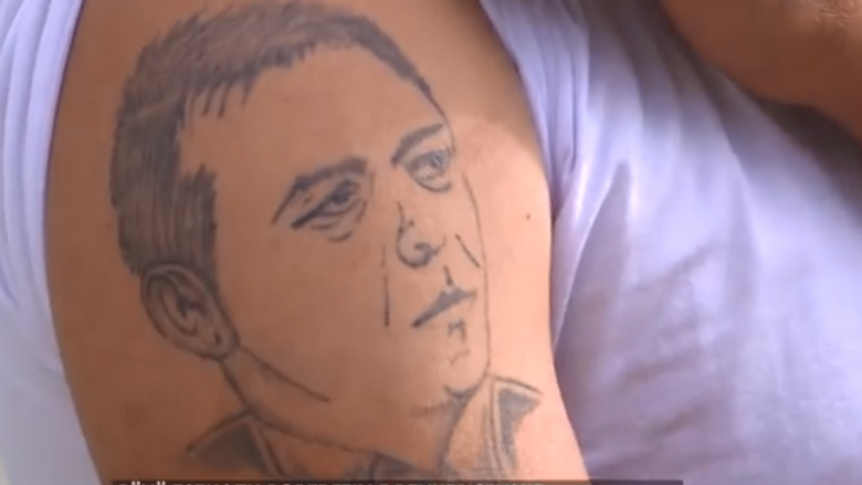 Rrëfimi i njeriut që mban në krah portretin e Rexhep Selimit (Video)