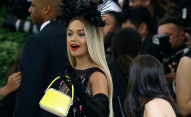 Rita Ora – “dukesha me pupla” e mbrëmjes Met Gala, edhe njëherë vëmendje tek ajo