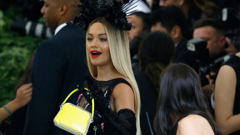 Rita Ora – “dukesha me pupla” e mbrëmjes Met Gala, edhe njëherë vëmendje tek ajo