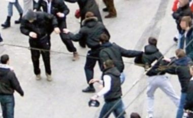 Rrahje mes dy grupeve në Shkup, tre persona të lënduar