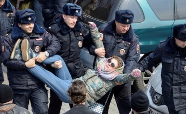 Mbi njëmijë të arrestuar në protestën kundër Putinit