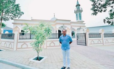 Dhuratë për Ramazan: Biznesmeni i krishterë ndërton xhami për punëtorët myslimanë (Foto)