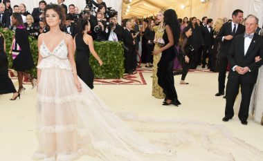 Nxirja artificiale e trupit i del jashtë kontrollit, Selena Gomez kritikohet për paraqitjen në “Met Gala”