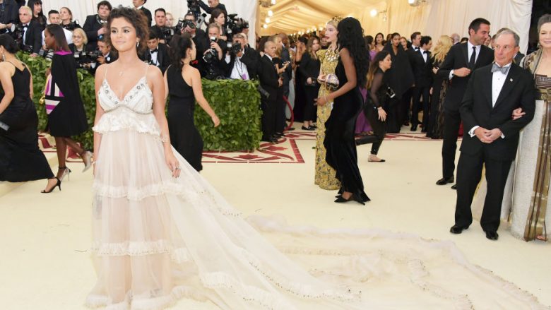 Nxirja artificiale e trupit i del jashtë kontrollit, Selena Gomez kritikohet për paraqitjen në “Met Gala”