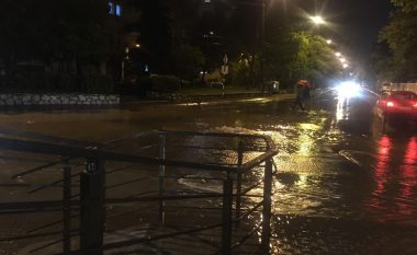 Maqedoni, gjatë natës reshje të rrëmbyeshme të shiut dhe erë e përforcuar