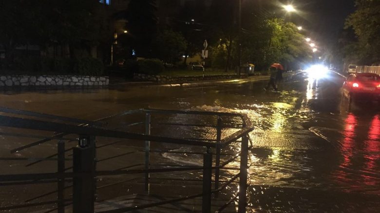 Maqedoni, gjatë natës reshje të rrëmbyeshme të shiut dhe erë e përforcuar
