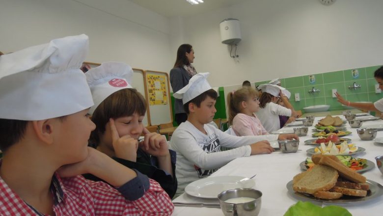 Ushqimi në shkollat fillore në Maqedoni do të kontrollohet në mënyrë elektronike