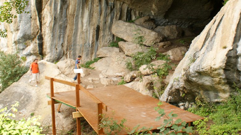 Dy të rinj bien në kanionin e Shpellës së Pëllumbasit