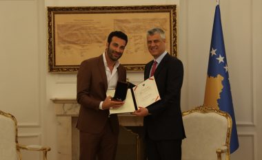 Presidenti dekoroi tenorin Ramë Lahaj për afirmimin e Kosovës në botë
