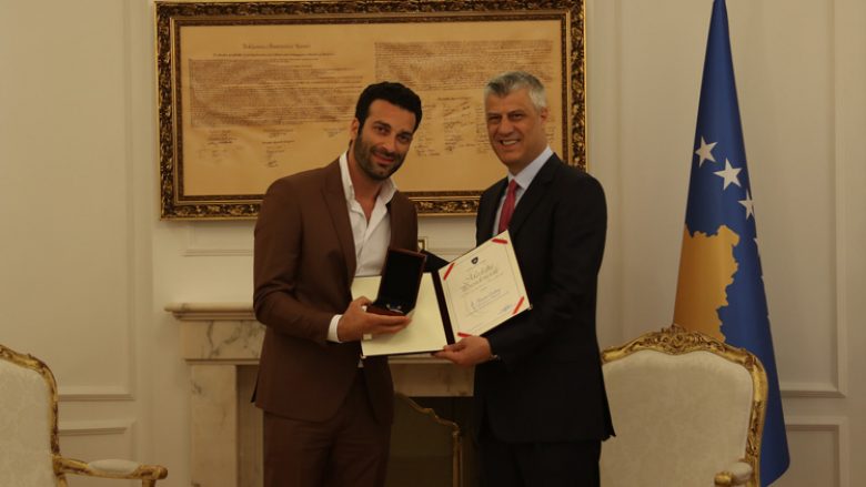 Presidenti dekoroi tenorin Ramë Lahaj për afirmimin e Kosovës në botë