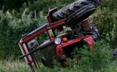 Rrokulliset me traktor, ndërron jetë rrugës për spital