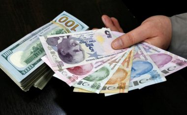 Lira turke në kolaps, humb 29% të vlerës përballë dollarit