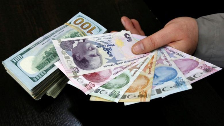 Lira turke në kolaps, humb 29% të vlerës përballë dollarit