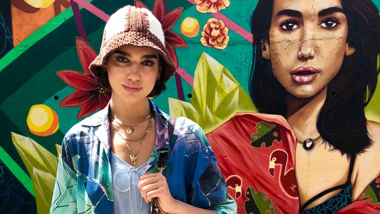 Dua Lipa pozon te muralet ku është vizatuar figura e saj në Malajzi