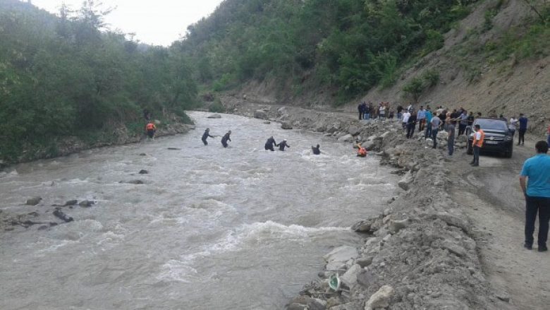 Bie niveli i ujit në lumin Lepenc, vazhdojnë kërkimet për gjetjen e dy policëve (Foto)