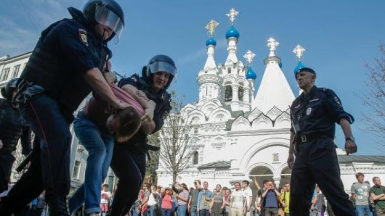 Protesta kundër Putinit: Afër dy mijë të arrestuar në 20 qytete ruse