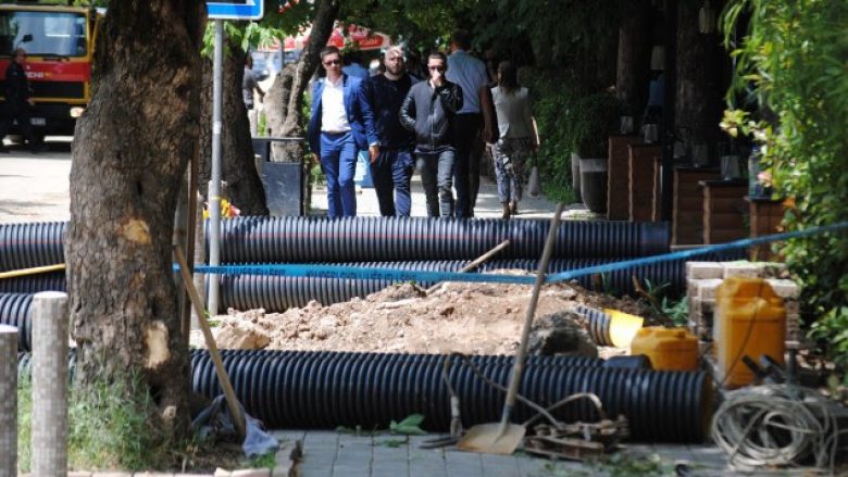Kyçja e gypit të ri të ujësjellësit në rrugën “Fehmi Agani”, qytetarët mbeten 8 orë pa ujë
